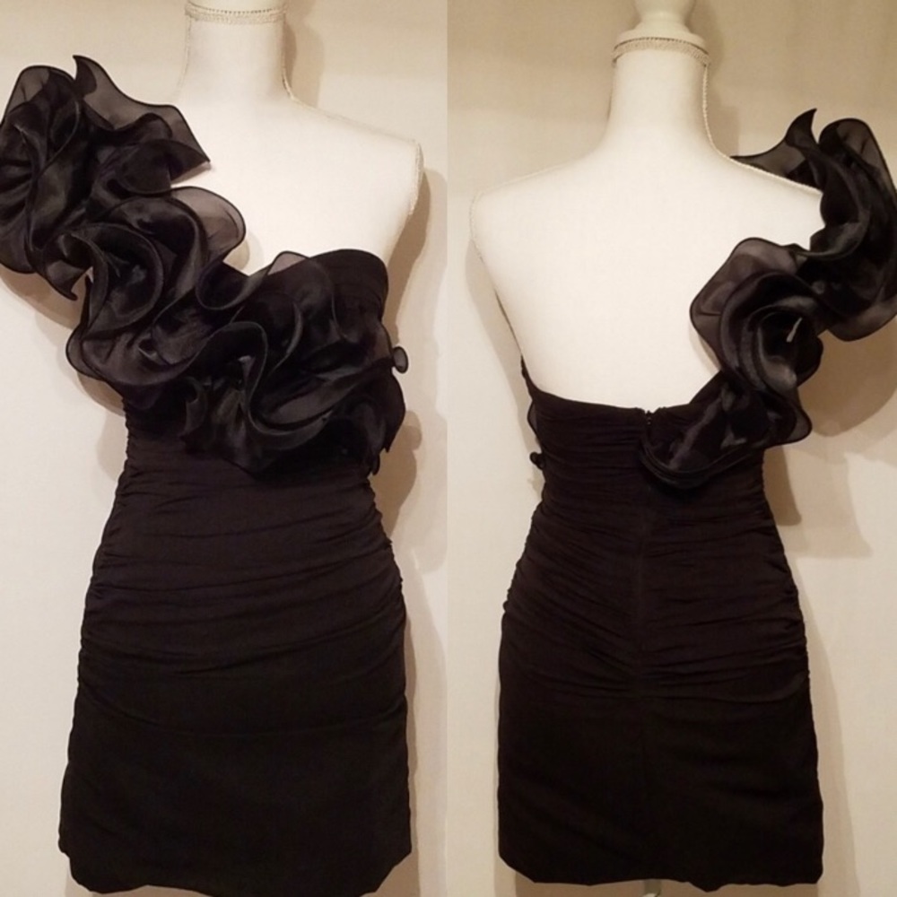 FABULOUS DRAMATIC LBD FORMAL♥️